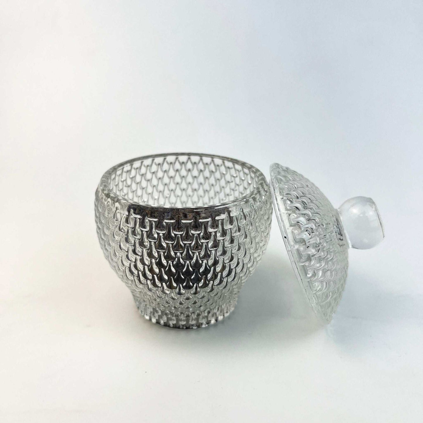 BELLA SUGAR BALL 9 CMElevate your table setting with the Bella Sugar Ball, a beautifully crafted glass container designed to add a touch of sophistication to your home. Featuring a delicGlass