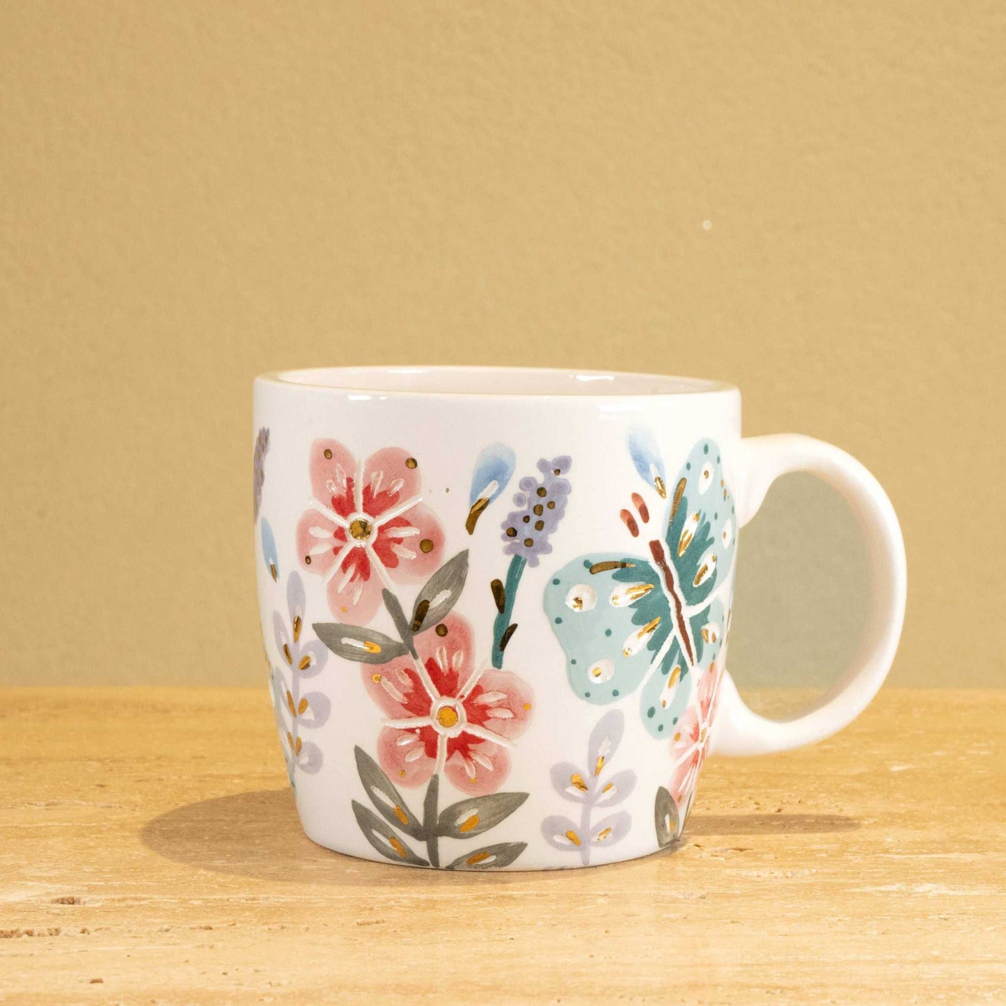 Personalized handmade ceramic mug with gold-plated letters "SH" and floral design.