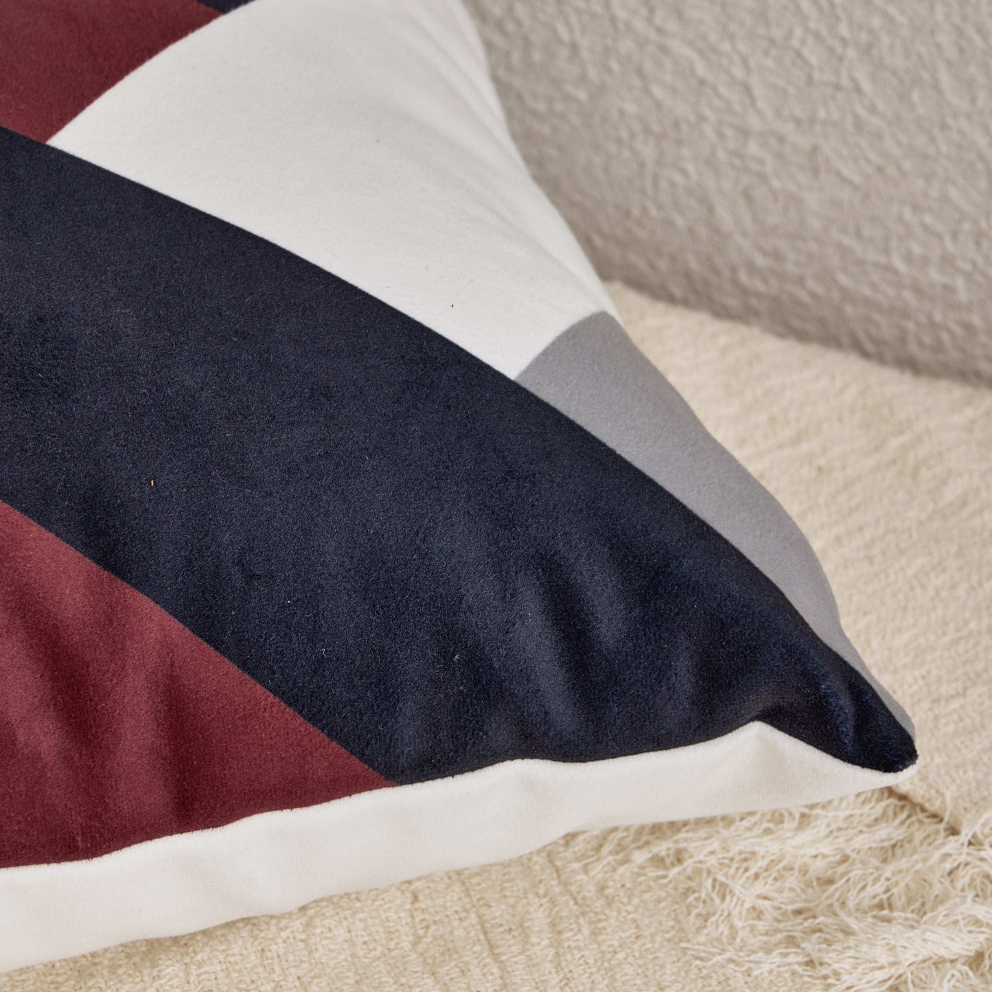 PYRAMID CUSHION COVER 40*40 BLACK RED