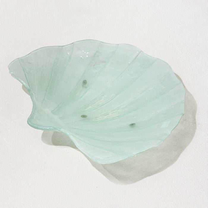 SHELL WHITE Glass shell bowl with translucent white finish, perfect for home décor.