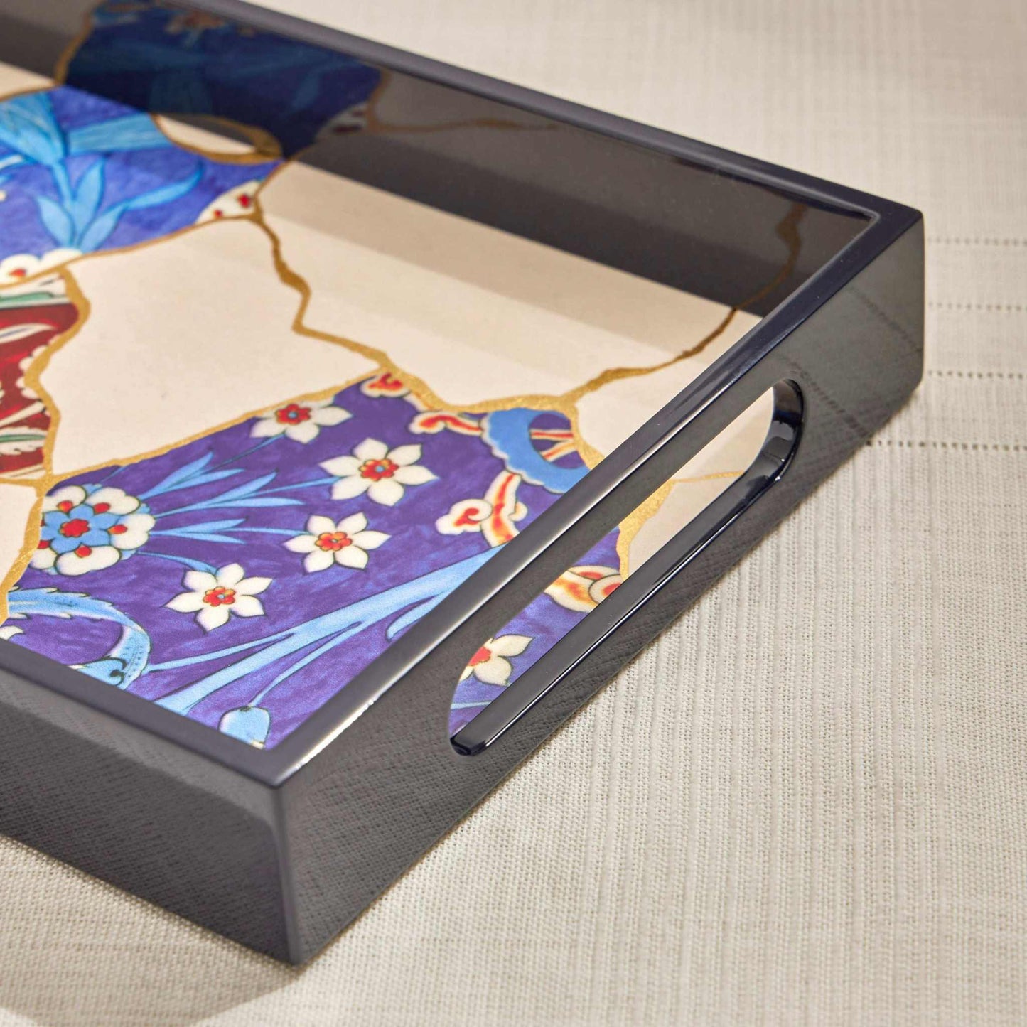 Elegant Kintsugi tray with floral design, 35x18x3.5 cm, perfect for adding sophistication to any space.