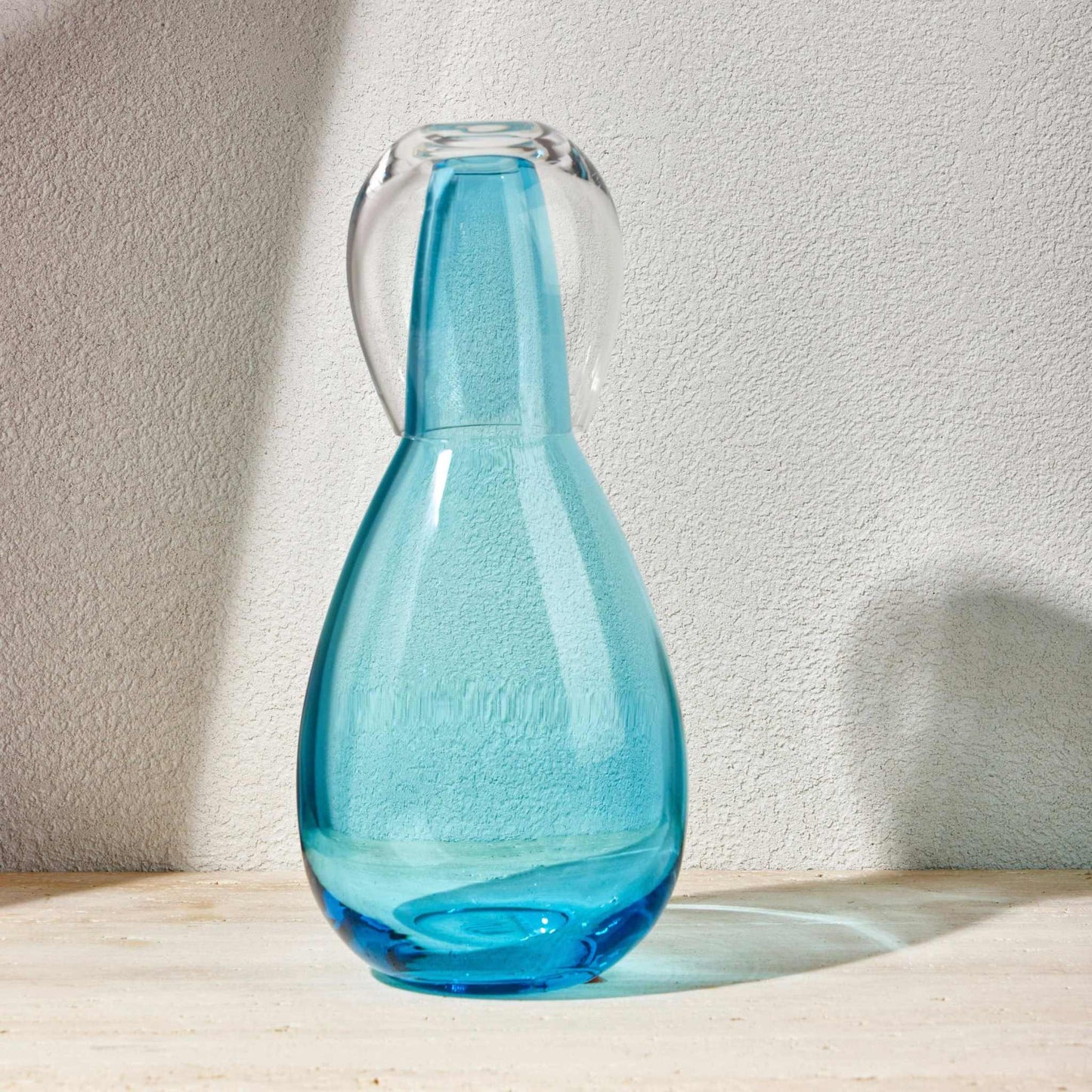 NIGHT WATER SET 1.5L - BLUEElevate your bedside or tabletop with the Water Set Blue in a captivating turquoise hue. Designed for both style and function, this sophisticated set includes a beauBottle