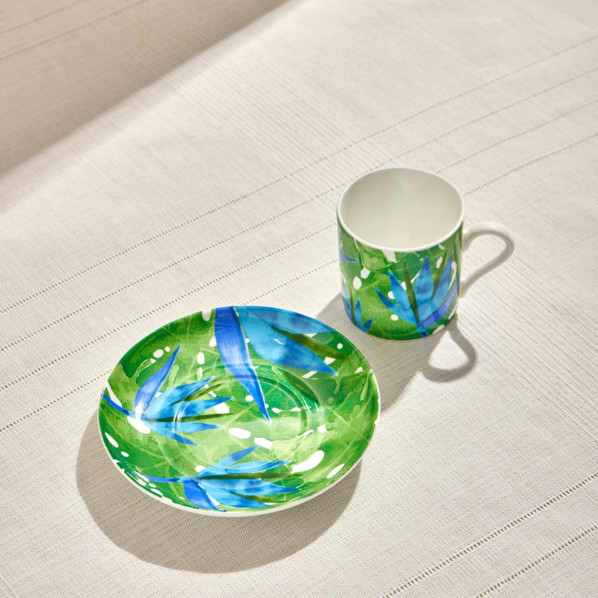 BOTANIC PORCELAIN COFFEE CUP -BLUEElevate your coffee experience with our Botanic Porcelain Coffee Cup, a perfect blend of elegance and nature-inspired charm. This cup features a delicate botanical dCUP AND SAUCER