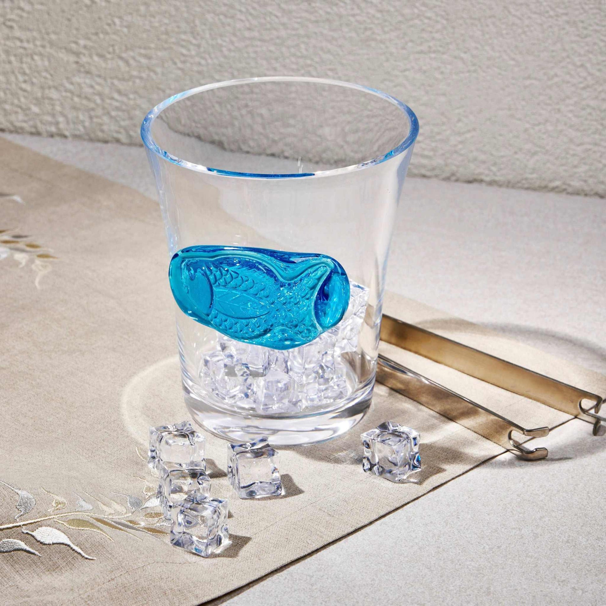 FISH SEALED GLASS - TURQUOISE BLUEElevate your decor with this stunning Sealed Glass Fish in Turquoise Blue. A blend of modern elegance and aquatic charm, it's perfect for adding a unique touch to yoGlass