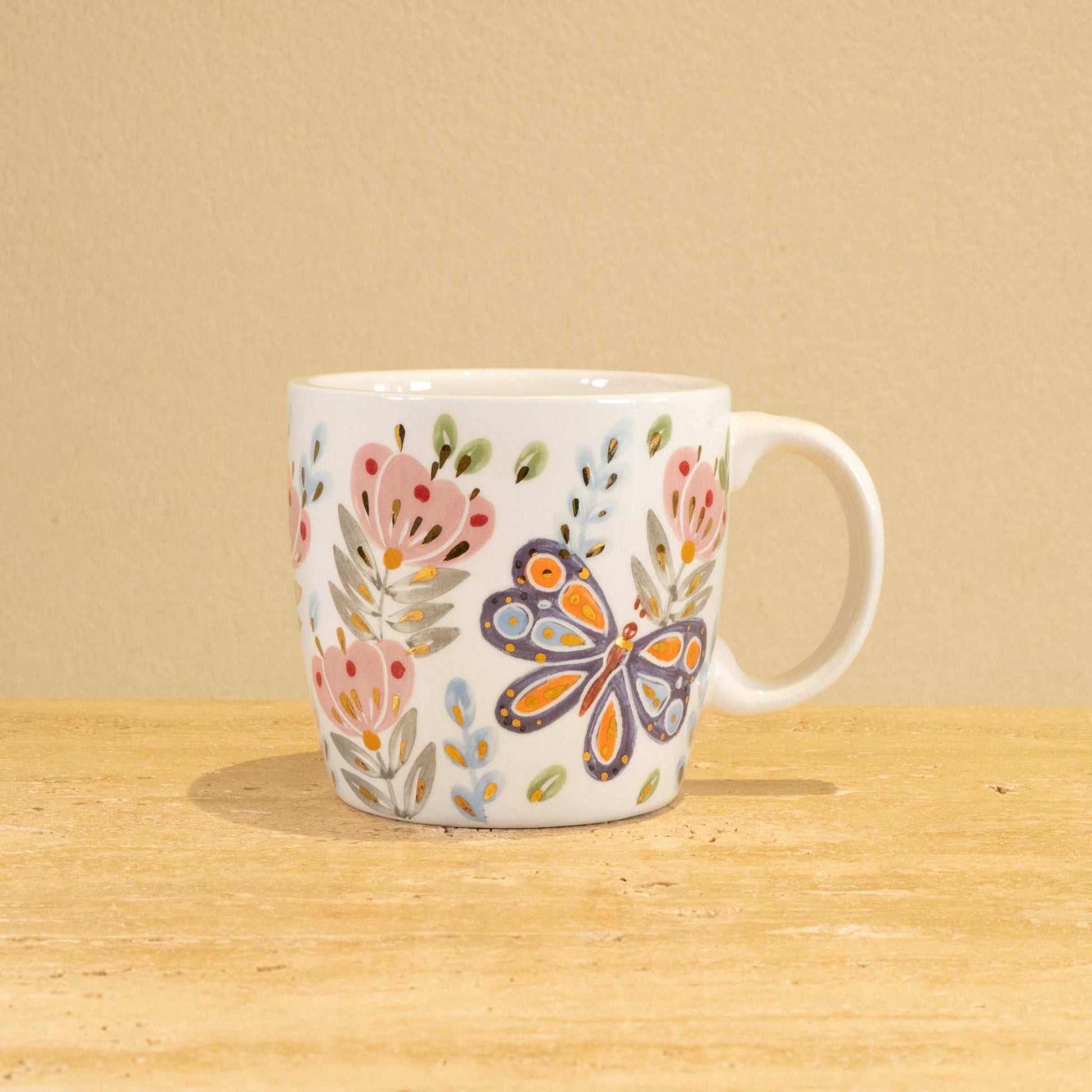 Personalized handmade ceramic mug with gold-plated letter "E" and floral design.