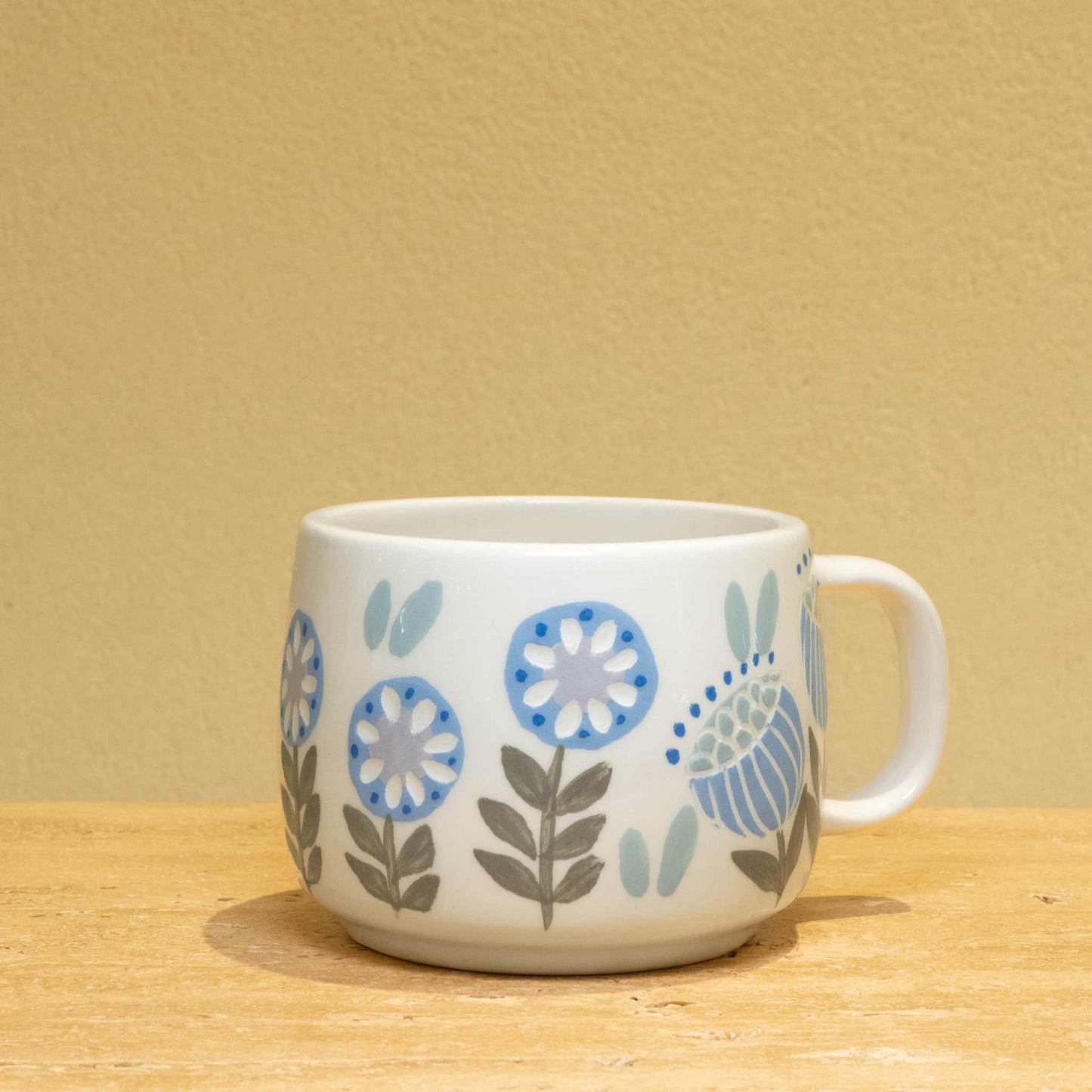Personalized gold monogram ceramic mug with floral design, "Best Dad" lettering.