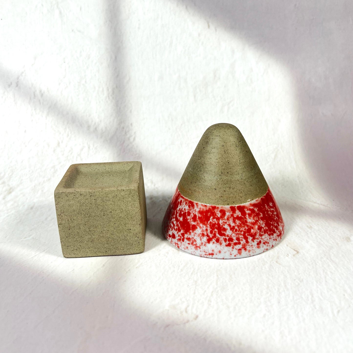 CONICAL SHAPED TEA CUP WITH HOLDER 100ML/RED