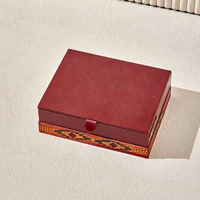 LEATHER BOX HONEY GOLDElevate your storage with this exquisite Leather Box in Honey Gold, a perfect blend of elegance and functionality. Crafted from premium-quality leather, this box feaLeather Bag
