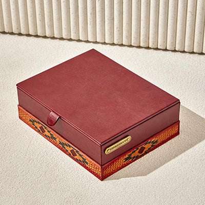 LEATHER BOX HONEY GOLDElevate your storage with this exquisite Leather Box in Honey Gold, a perfect blend of elegance and functionality. Crafted from premium-quality leather, this box feaLeather Bag