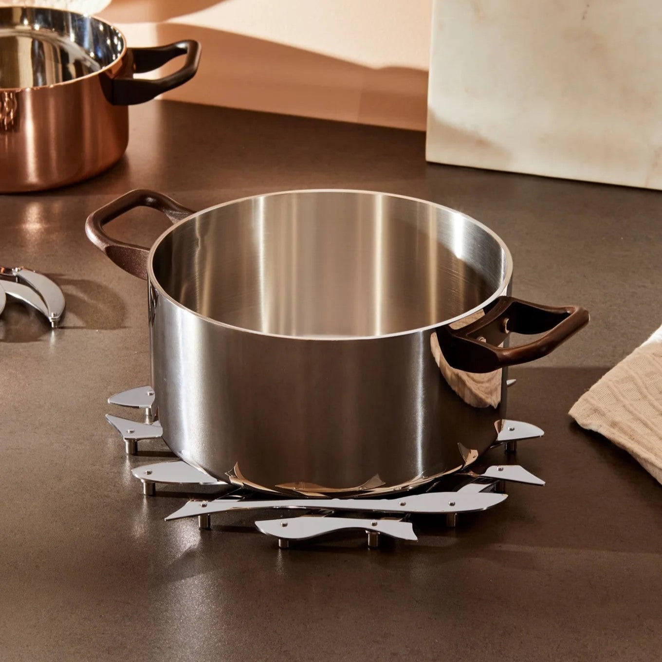 "PESCHER" EXTENSIBLE TRIVET